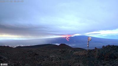 MKcam_Mauna Loa's Summit from Mauna Kea_2022_11_29 06：31.jpg
